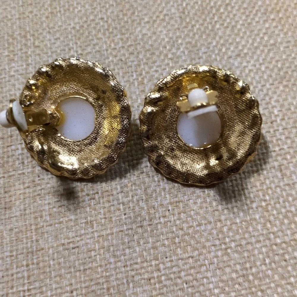 vintage  faux pearl black enamel clip-on earrings - Picture 5 of 6